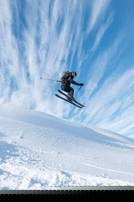 Saut d'un skieur sur le domaine skiable de Tignes